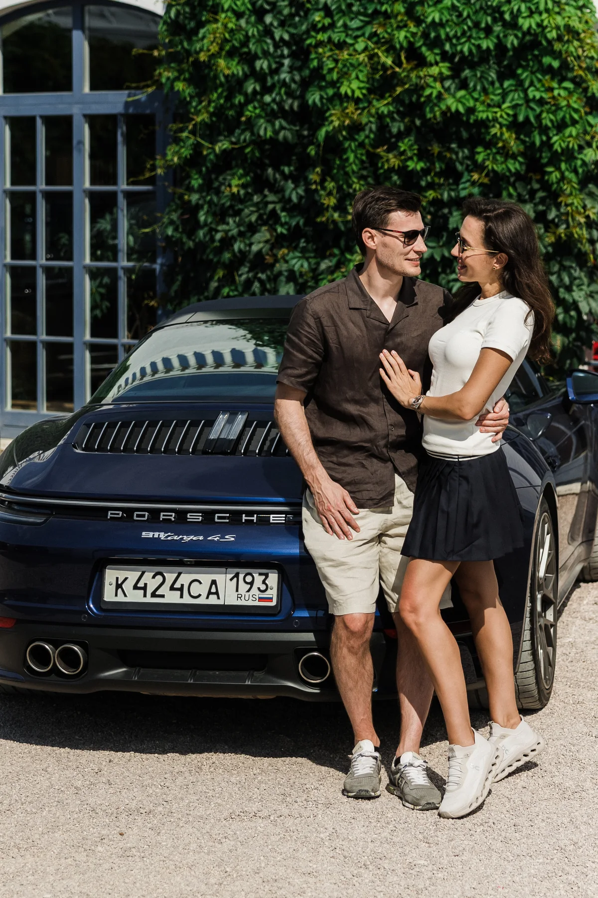 Гости Berry Voyage рядом с Porsche 911 Targa