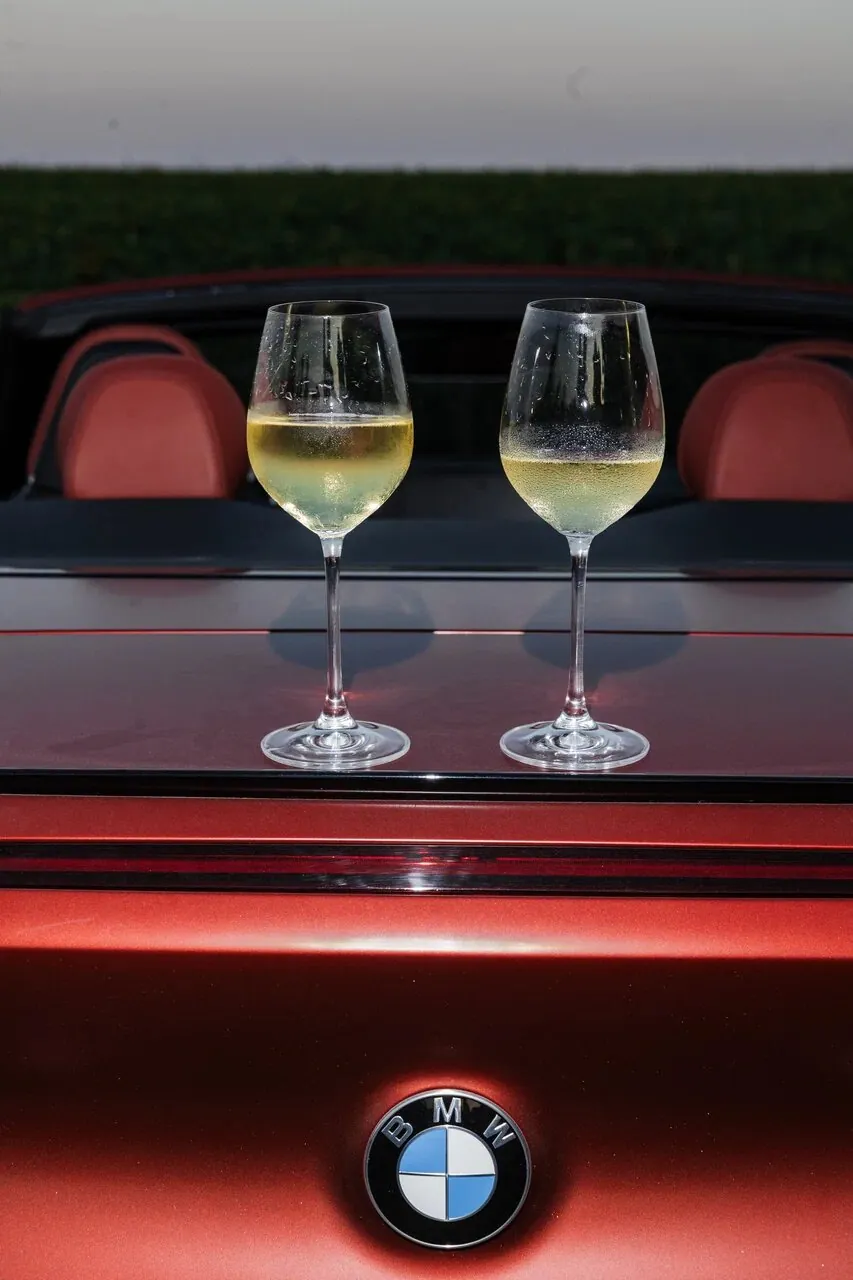 Бокалы на багажнике красного BMW