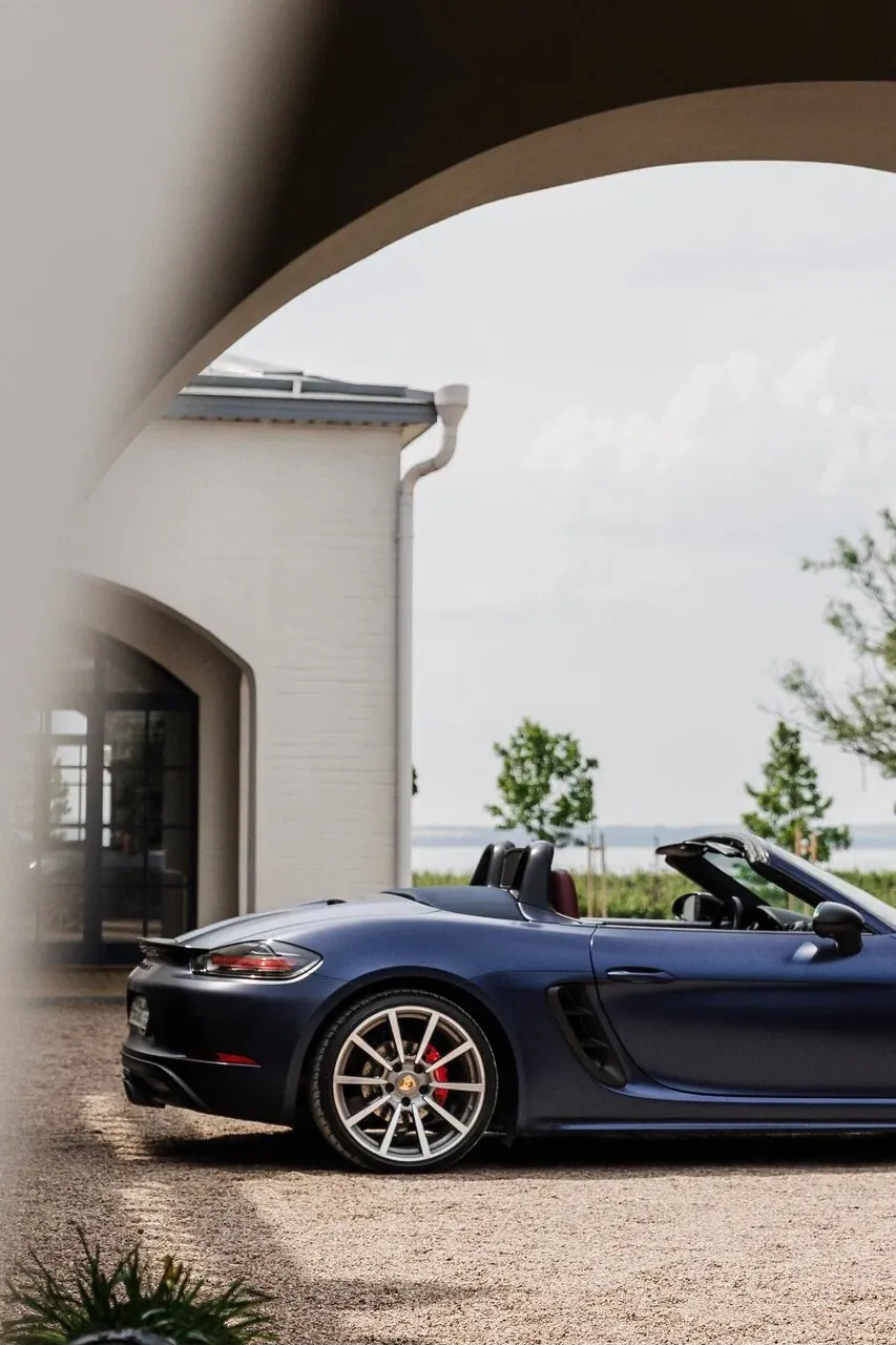 Porsche 718 у арки винодельни