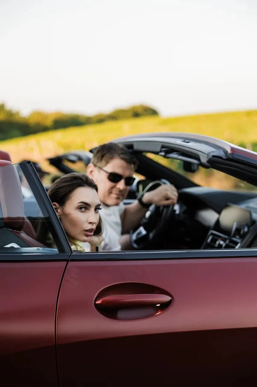 Пара в кабриолете BMW
