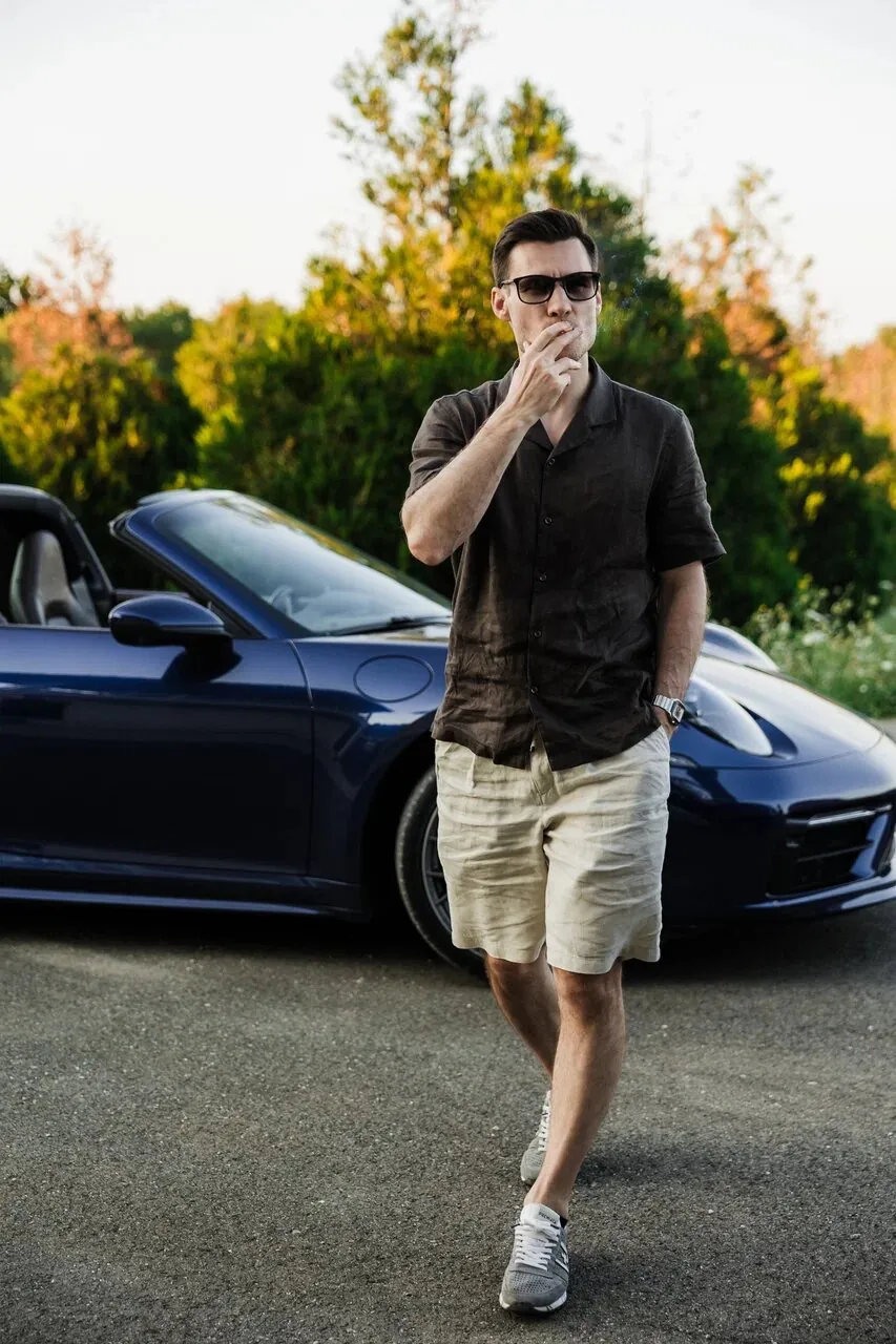 Гость рядом с синим Porsche